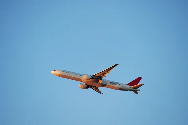 飛行機の離陸と日光 — ストック写真