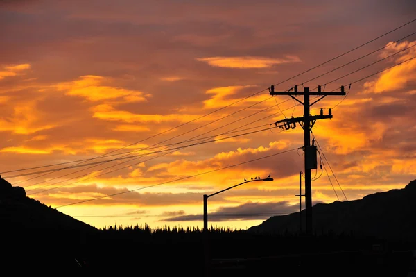Sonnenuntergang Wolke mit Stromleitung — Stockfoto