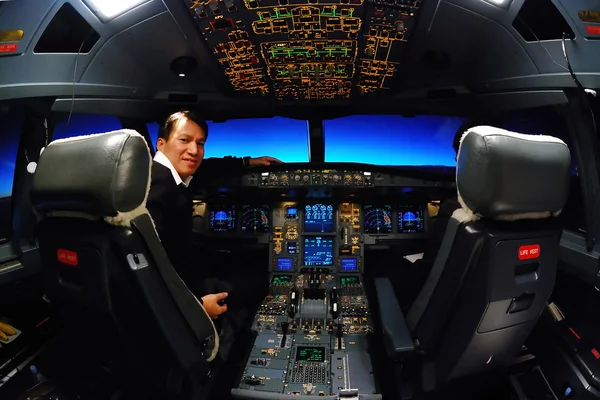 Pilot and flight deck cockpit — Stock Photo, Image