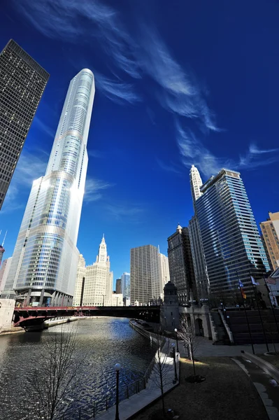 芝加哥河和建设蓝蓝的天空 — 图库照片