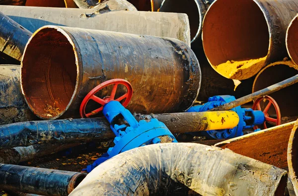 Despejo de sucata. Os antigos tubos de gaseificação usados são cortados em pedaços e ficam em um montão. Utilização de resíduos metálicos. — Fotografia de Stock