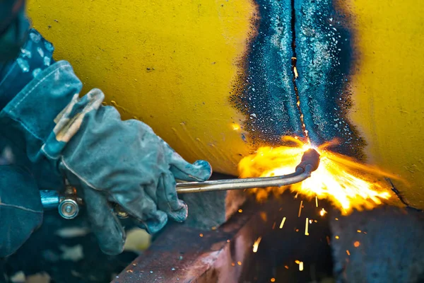 操作时焊接手戴防护手套.特写。工业背景。建筑工地. — 图库照片