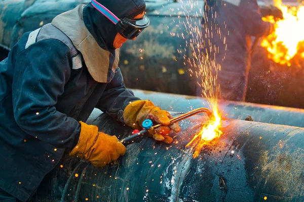 Svrshchiki, büyük çaplı gaz boru hattının asetilen kaynaklı eski borularıyla kesilmiş. Metal boruların kullanımı