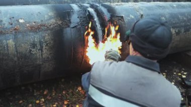 Kaynakçı büyük metal boruları seketilen kaynakla keser. Yavaş çekim videosu