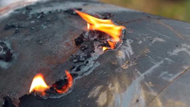 Pielea de pe metalul vehiculului deteriorat arde. Deschide focul de aproape cu cabluri. Detalii despre epava carbonizată. — Videoclip de stoc