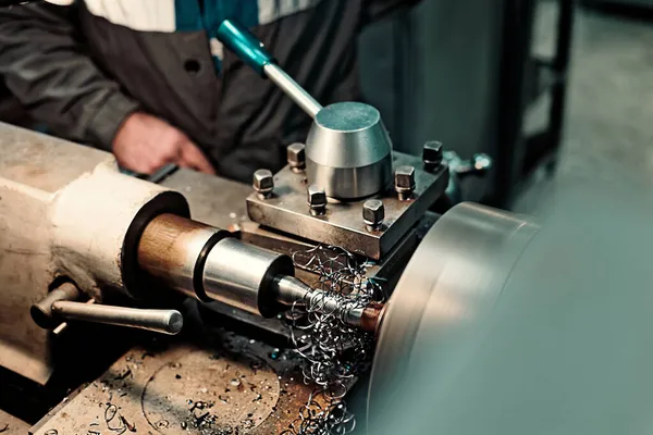 Parte del torno con cortador y virutas metálicas en primer plano taller mecánico. Flujo de trabajo real en la sala de producción en fábrica. — Foto de Stock