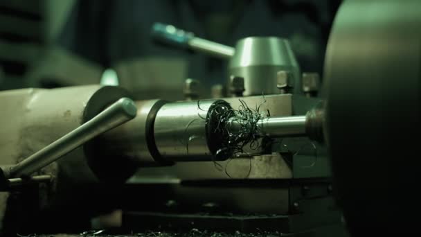 El tratamiento de las piezas metálicas y las piezas de trabajo en el torno en la fábrica. Primer plano del vídeo industrial. Concepto metalúrgico. — Vídeos de Stock