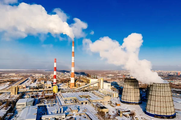 Da tubi di stazione di riscaldamento c'è fumo bianco. Riscaldamento a gas. Combustibile ecologico. — Foto Stock