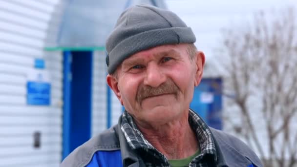 Alter zahnloser Mann im Rentenalter blickt in die Kamera und lacht. Zeitlupenvideo. Faltiger alter Mann positive Emotionen. — Stockvideo