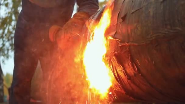 Video slow motion. Acetylene welding cuts a metal pipe in the open air. Metal cutting. A real non-staged scene. — Stock Video