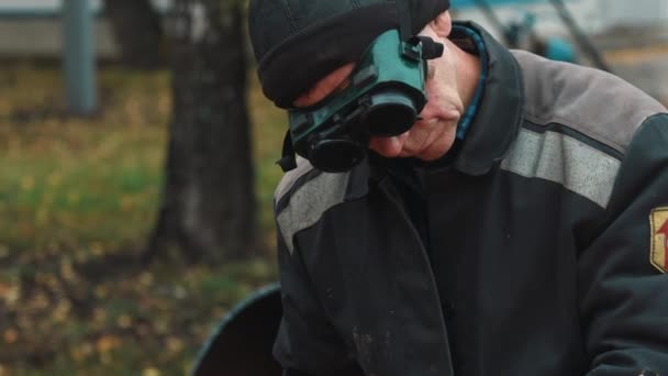 Συγκολλητής στη δουλειά κόβει μεταλλικό σωλήνα. Επισκευή αγωγού αερίου. Αυθεντικό μη σκηνοθετημένο βίντεο. — Αρχείο Βίντεο