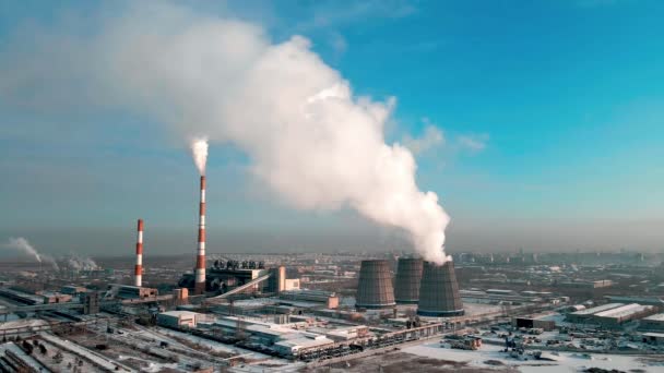 Utsikt över staden ovanifrån mot bakgrund av rören i det värmekraftverk från vilket det finns rök. — Stockvideo