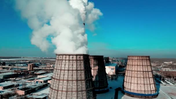 Video van de quadcopter. Uitzicht op enorme buizen van verwarmingsstation van boven. Witte rook komt uit pijpen tegen de blauwe lucht. — Stockvideo