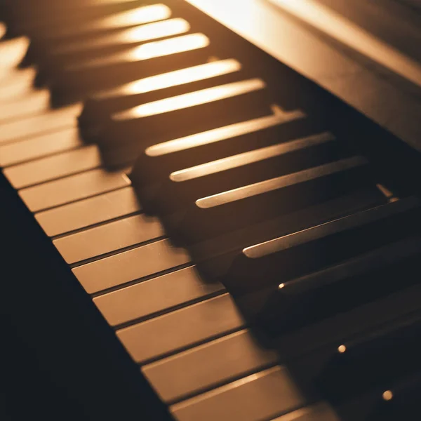 Piyano tuşları yakın plan. Renkli bir görüntü. Müzik aleti çalmayı öğrenmek. — Stok fotoğraf