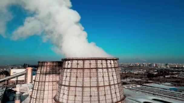 Βίντεο από το Quadcopter. Άποψη των τεράστιων σωλήνων του σταθμού θέρμανσης από ψηλά. Λευκός καπνός προέρχεται από σωλήνες κατά του μπλε ουρανού. — Αρχείο Βίντεο