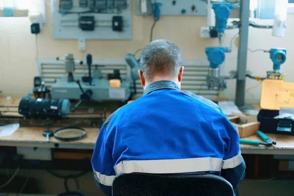 Utbildning i arbetsspecialiteter. arbetare sitter vid skrivbordet med utrustning i träningscenter. Instrument och automatisering — Stockfoto