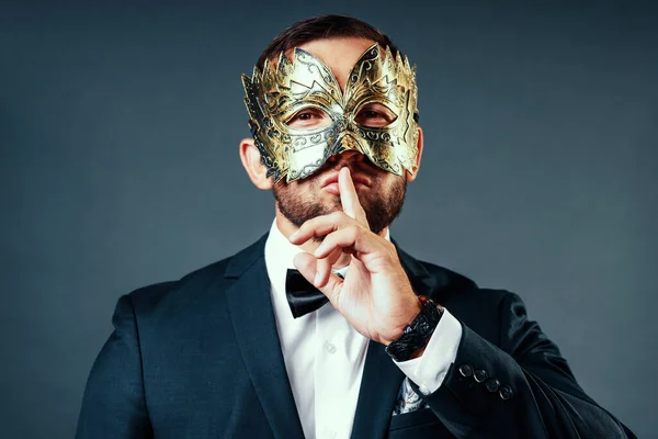 Siyah ceketli beyaz bir adam ve yüzünde maske olan beyaz bir gömlek. Bu stüdyo resmi.