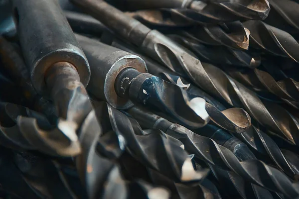 Brocas usadas em close-up de metal. Conjunto de brocas de aço na oficina de torno. — Fotografia de Stock