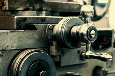 Torna atölyesinin bir kısmı yakın plan. Metal işleme için eski torna fabrikalarında duruyor. Sanayi