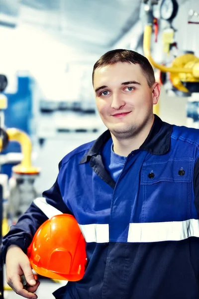 A gyári munkakörnyezetben dolgozó fiatal mérnök portréja.A gázmunkás magabiztosan egyenesen a kamerába néz — Stock Fotó