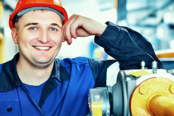 Ez egy sisakos és ruhás munkás portréja. Kaukázusi megjelenésű mosolygó mérnök gyári vagy ipari üzemben. — Stock Fotó