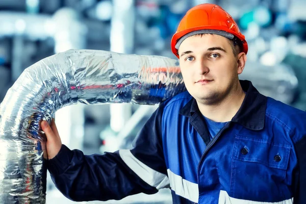 Portrait de jeune ingénieur en casque dans l'environnement de travail à l'usine. Travailleur du gaz regarde avec confiance directement dans la caméra — Photo