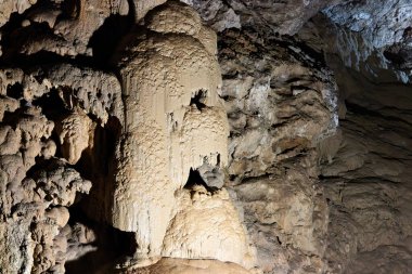 Abhazya 'daki Yeni Athos' taki Stalocttes ve Stologmite 'lerden oluşan mağara manzarası.