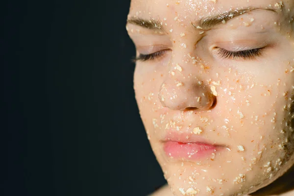 Rostro de niña con máscara cosmética de avena con miel. Prevención del acné en adolescentes. — Foto de Stock