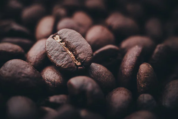 咖啡豆和其他咖啡豆的特写。有选择性聚焦的宏观摄影。香浓咖啡的热豆子. — 图库照片