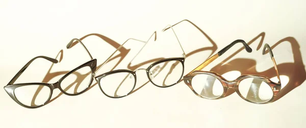 Asortyment okularów. Okulary do leżenia na beżowym tle.Okulary damskie, dla ucznia, dla emeryta — Zdjęcie stockowe