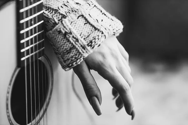Kadın eli ve akustik gitar. Müzik enstrümanı çalma teması. Atmosferik ve estetik fotoğrafçılık. — Stok fotoğraf