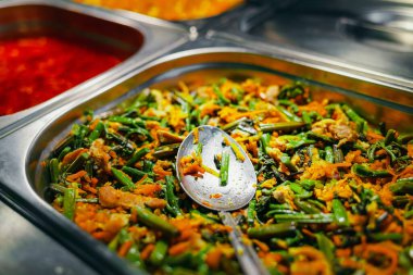 Halka açık yemek odasının vitrininde havuçlu çalı fasulyesi. Kamu hizmeti kavramı.