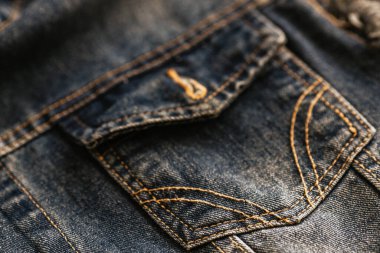 Kot ceketin cebi yakın planda gridir. Kot giyim imalatçısının reklam geçmişi.