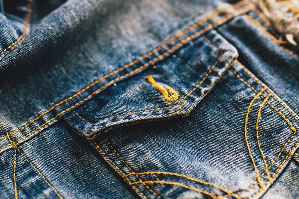 Bolsillo de chaqueta de mezclilla es azul en primer plano. Fondo publicitario del fabricante de ropa de mezclilla. —  Fotos de Stock