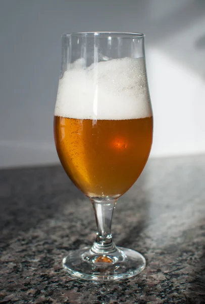 Bière dans un verre avec mousse — Photo