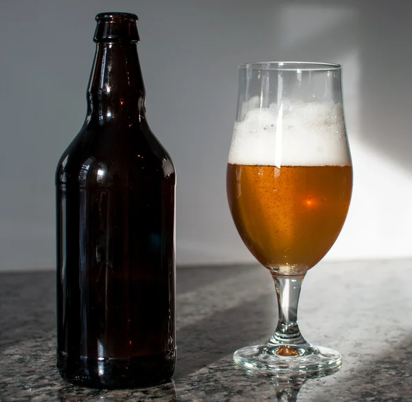 ビール瓶とガラス ストック画像