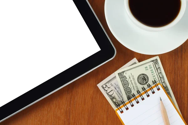 Tablet pc, bloco de notas, caneta, dinheiro e xícara de café — Fotografia de Stock