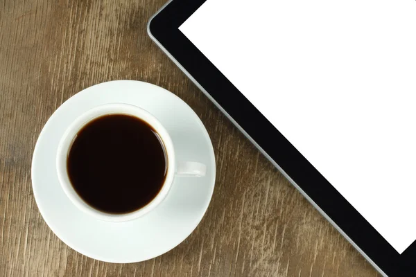 Dotykový displej zařízení a šálek kávy — Stock fotografie