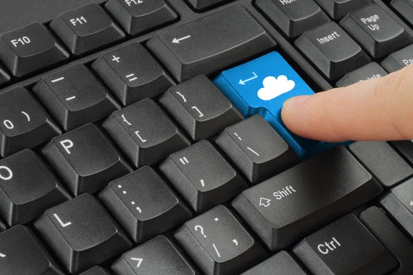 Vinger door de cloud computing knop te drukken — Stockfoto