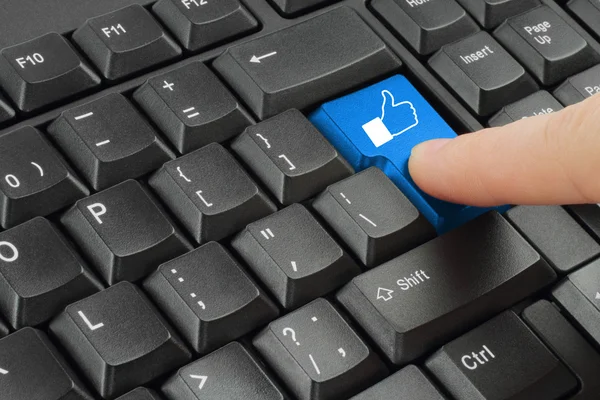 Finger pushing blue social media button — Stock Photo, Image