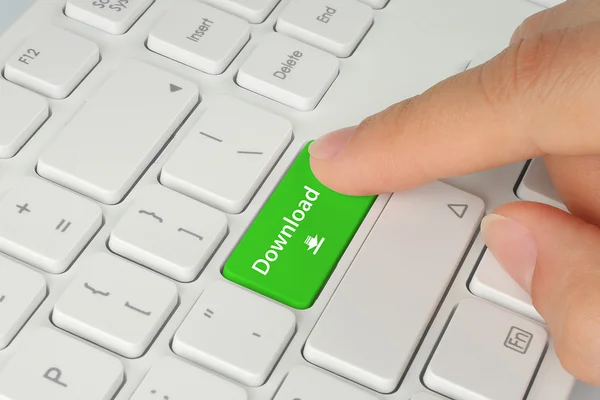 Mão empurrando botão de download verde — Fotografia de Stock