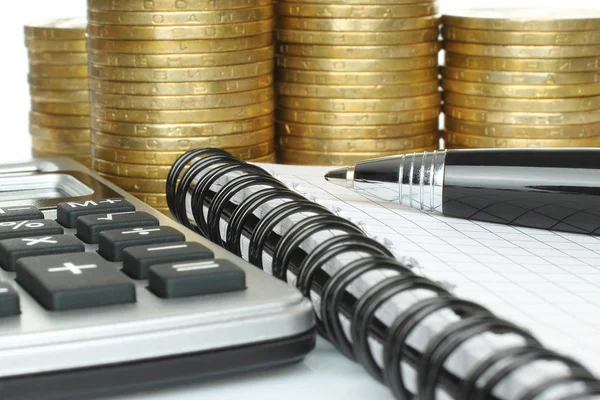 Papelería con pila de monedas — Foto de Stock