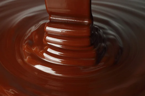 Mörk choklad flöde — Stockfoto