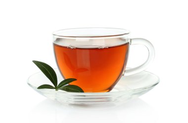 Yeşil yapraklı bir fincan çay.