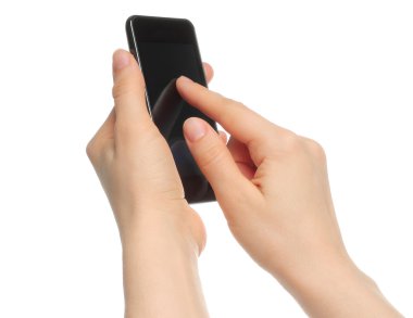 Eller akıllı telefonu tutuyor.