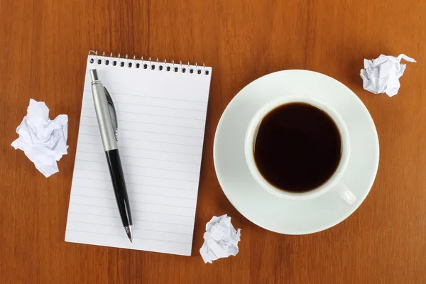 Чашка кофе с блокнотом, ручкой и смятой бумагой Лицензионные Стоковые Изображения