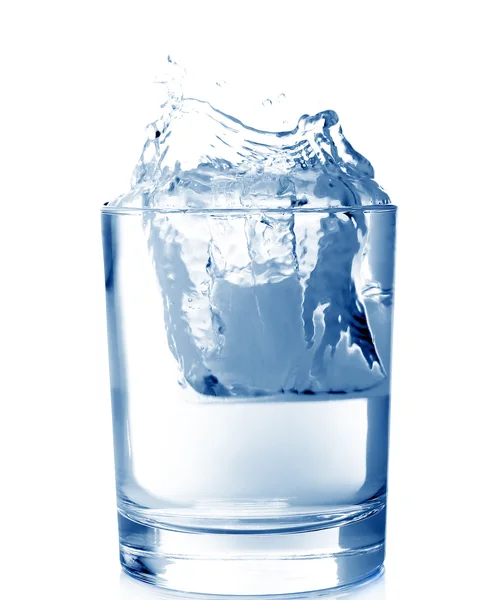 Glace dans un verre d'eau avec éclaboussures — Photo
