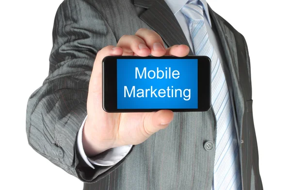 Zakenman houdt slimme telefoon met mobiele marketing woorden — Stockfoto