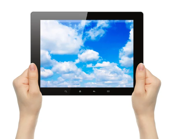 Mulher mãos segurando tablet PC com céu — Fotografia de Stock