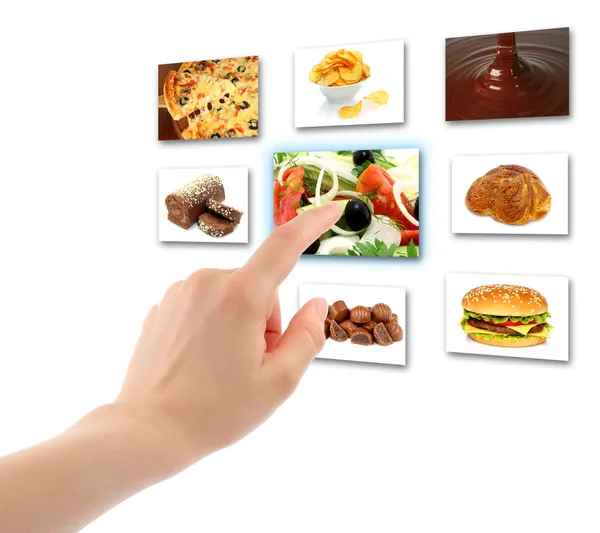 Женщина рука использует сенсорный экран интерфейс с едой — стоковое фото